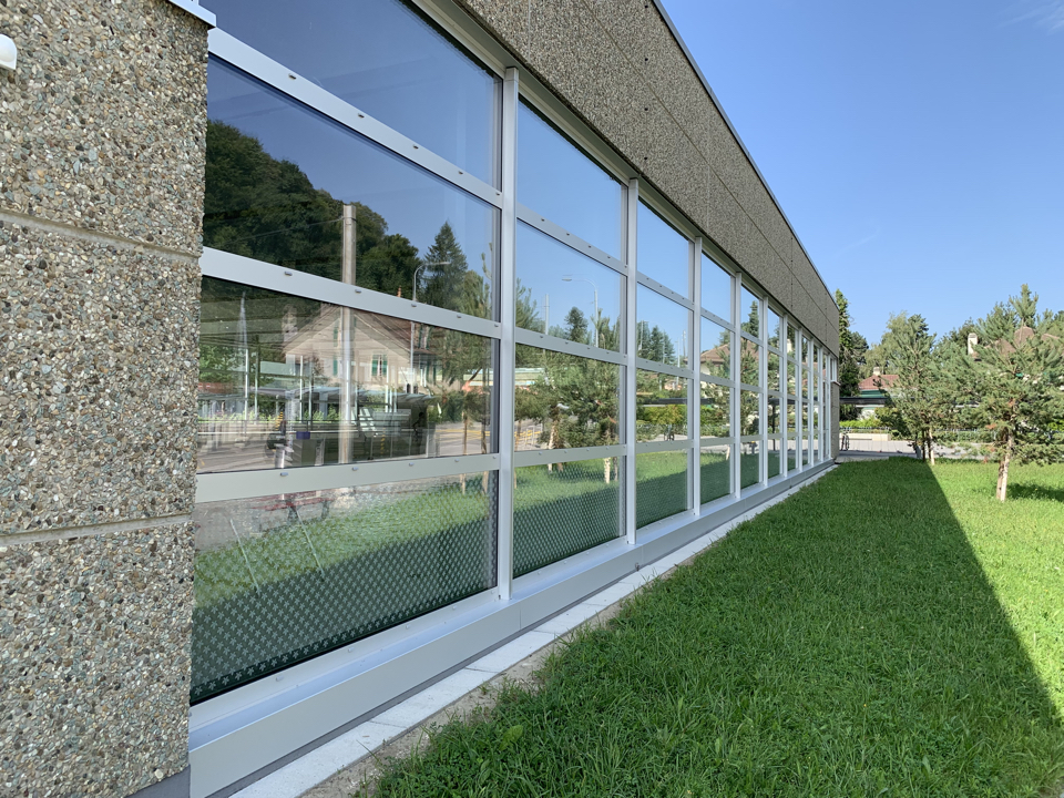 Le renouvellement des enveloppes est complété par le changement des parties vitrées redessinées dans le respect de l’architecture d’origine.