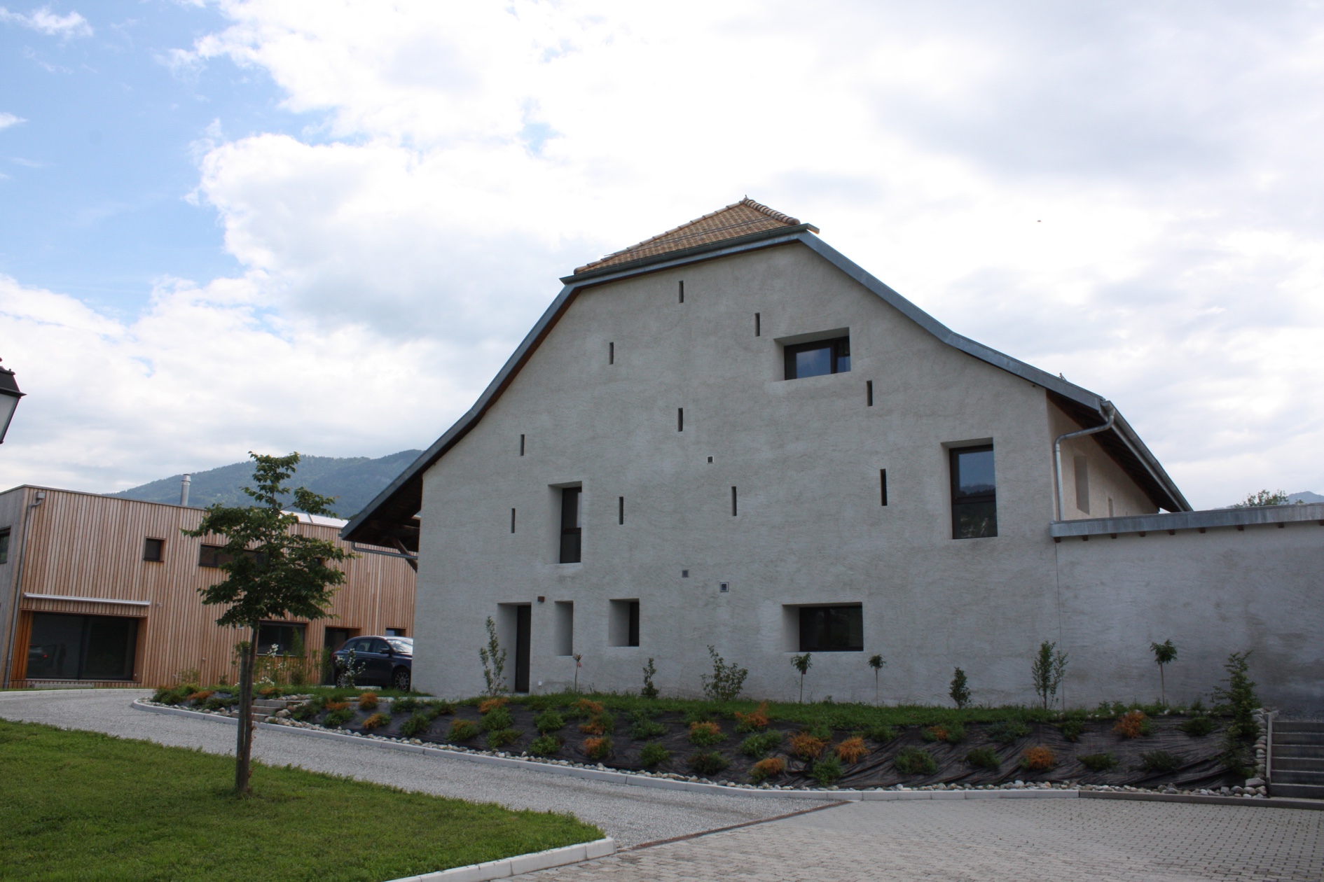 Le rural et la nouvelle construction en arrière plan