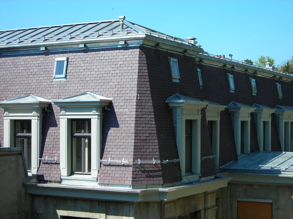 La toiture de l'ancienne PMU